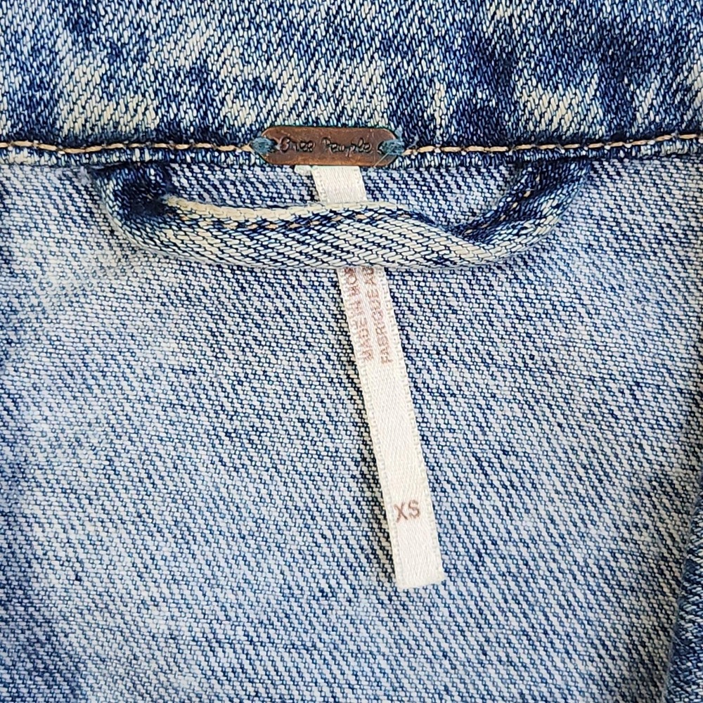 Free People Rumors Denim Jacket Womens XS Blue Button Front Short Trucker - Picture 2 of 7